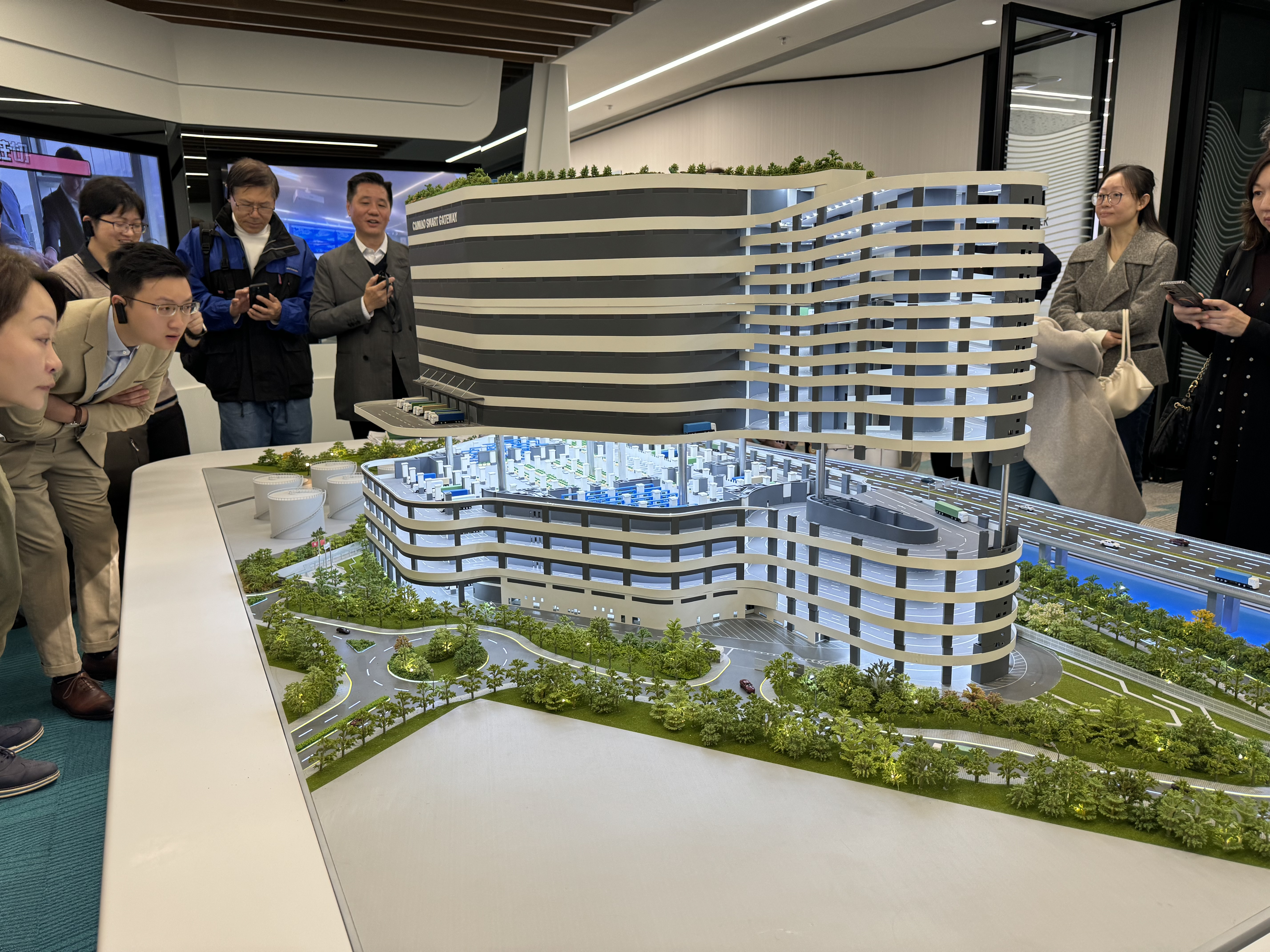 菜鳥集團貨運業務部總監盧德偉講解「智慧港」的設計。(團結香港基金提供)