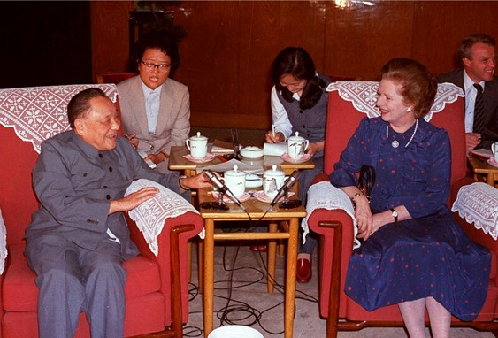 1982年中英談判期間，鄧小平與前來訪華的英國首相戴卓爾夫人會面，提出中國將實行「一國兩制」。（圖片來源：視覺中國）