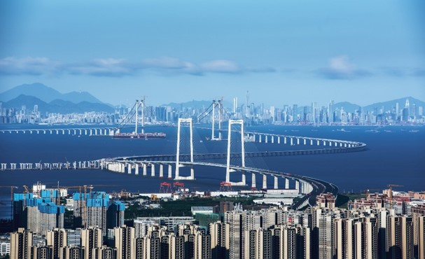 從港珠澳大橋、廣深港高速鐵路到正在建設的深中通道，重大交通基礎設施令大灣區11個城市之間的聯繫日益緊密，基本形成「1小時生活圈」，從香港到珠海、澳門僅需30分鐘車程