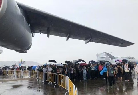 圖 6：珠海航展的參加者在殲-15T的機翼下躲雨（圖片來源：網絡圖片）